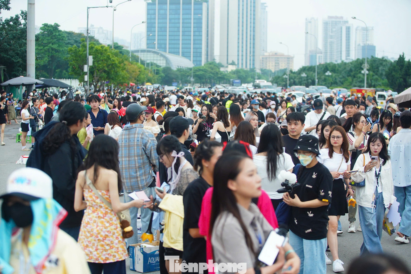 K-Star Spark in Vietnam 2025 - Presented by VPBank được tổ chức vào tối 21/6 tại sân vận động Mỹ Đình (Hà Nội). Từ đầu giờ chiều hàng vạn người đã đổ về sân vận động Mỹ Đình để đón những thần tượng Hàn Quốc mà họ yêu thích.