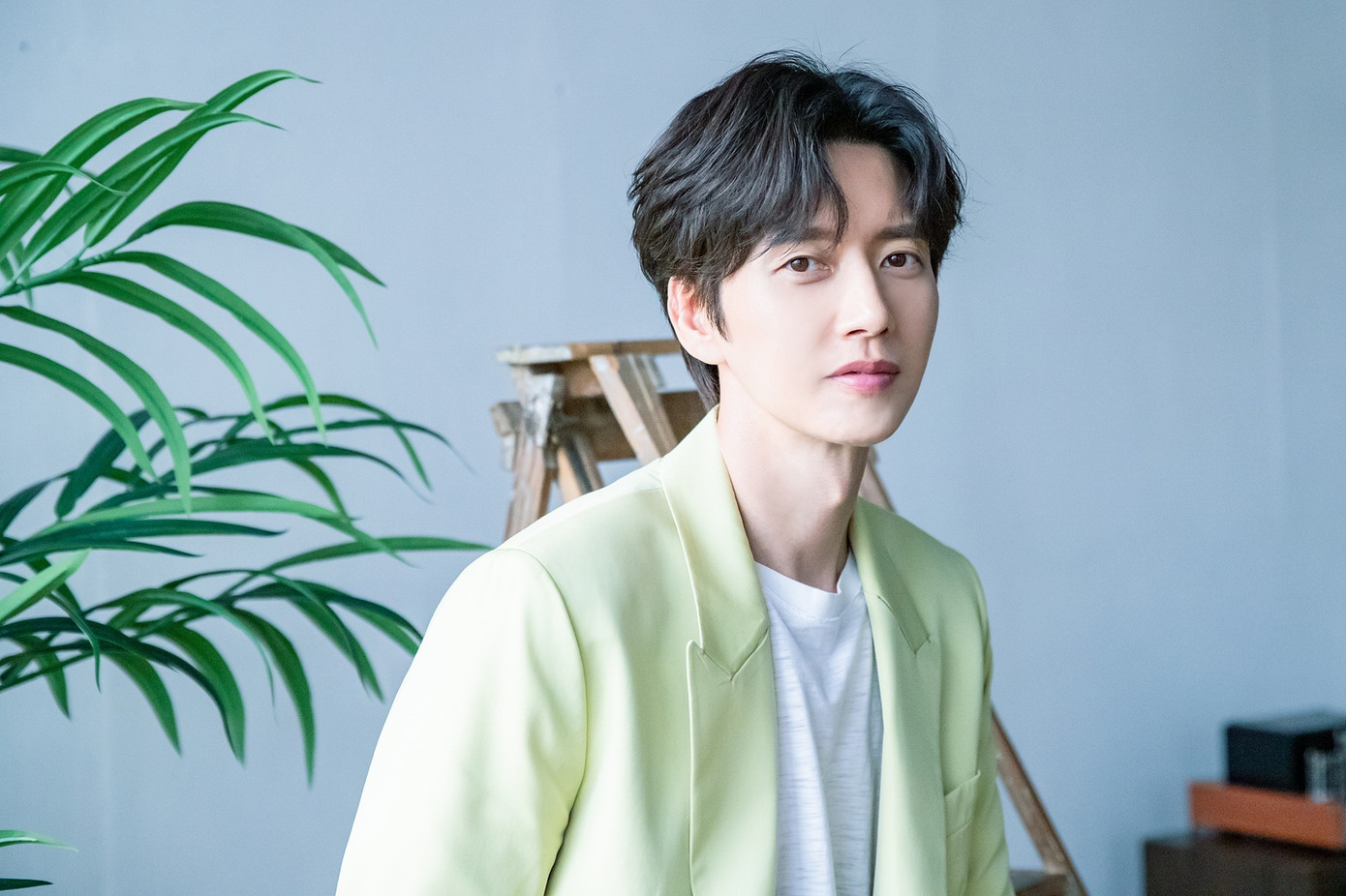 Park Hae Jin sinh năm 1983, hoạt động với vai trò người mẫu, diễn viên. Anh nổi tiếng khi góp mặt trong các dự án đình đám khi vai Shin Myung Hoon trong Phía đông vườn địa đàng, Lee Hwi Kyung trong Vì sao đưa anh tới, hạ sĩ Yeon Ha Nam phim Những nàng công chúa nổi tiếng, Han Jae Joon trong Doctor Stranger và Yoo Jung "sunbae" trong Bẫy tình yêu. Park Hae Jin sinh năm 1983, hoạt động với vai trò người mẫu, diễn viên. Anh nổi tiếng khi góp mặt trong các dự án đình đám khi vai Shin Myung Hoon trong Phía đông vườn địa đàng, Lee Hwi Kyung trong Vì sao đưa anh tới, hạ sĩ Yeon Ha Nam phim Những nàng công chúa nổi tiếng, Han Jae Joon trong Doctor Stranger và Yoo Jung "sunbae" trong Bẫy tình yêu.