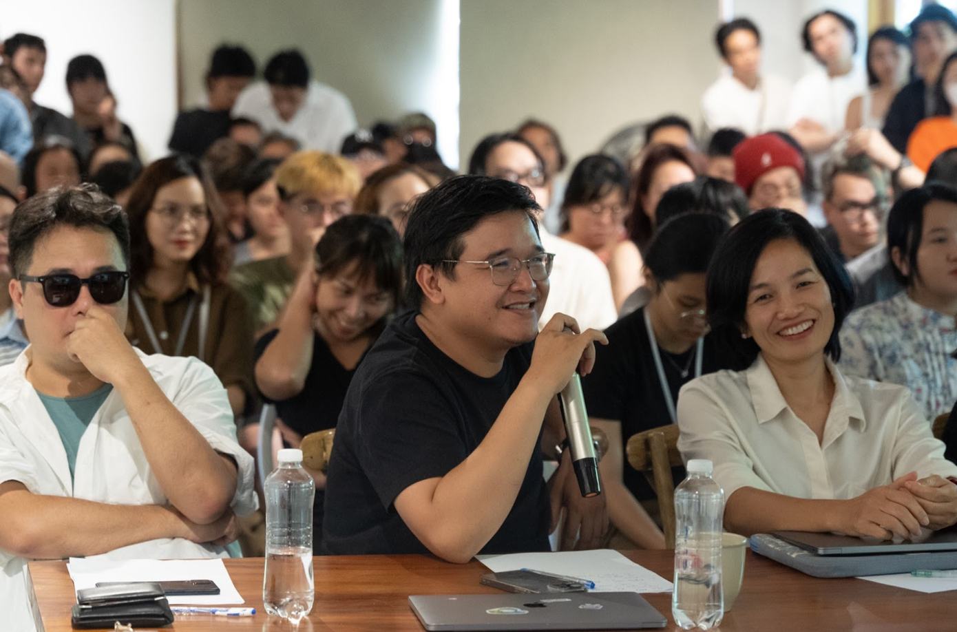 Có mặt tại sự kiện, "đạo diễn trăm tỷ" Võ Thanh Hoà chia sẻ: “Những kẻ mộng mơ tìm đến nhau một cách kỳ lạ. Ở đây có rất nhiều hình ảnh, âm thanh, ngôn ngữ nhưng lại có chung một tình yêu, đó là điện ảnh. Ở đây tôi được xem quá trời phim, nhiều phim đẹp, phim hay, phim vui, phim dở khóc dở cười, có quá nhiều điều thú vị ở đây. Nơi đây thật sự giúp tôi sống những ngày thật vui vẻ với phim ảnh thuần khiết”.