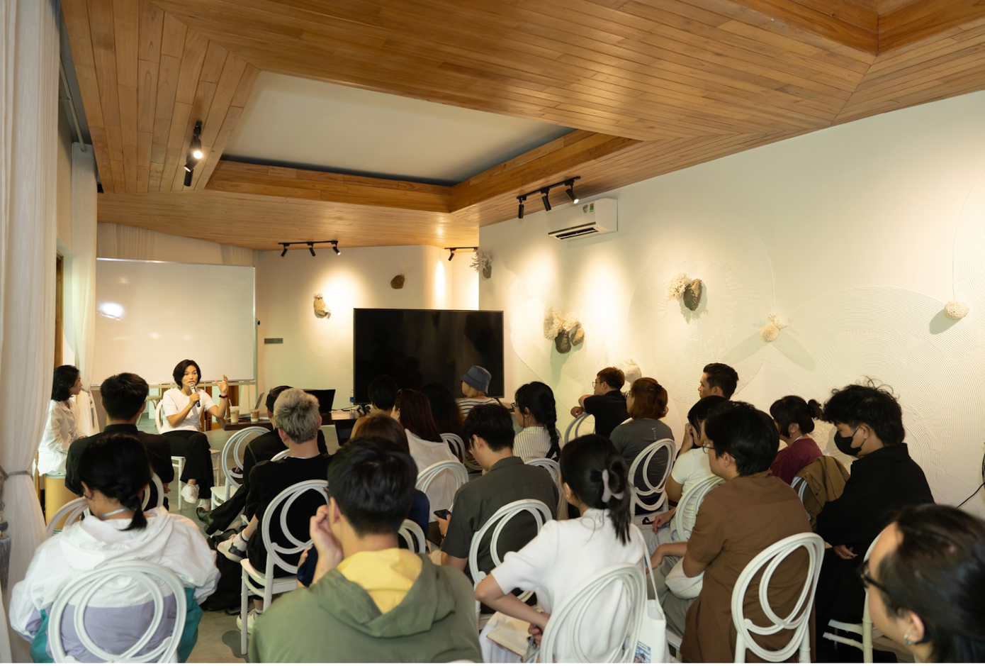 Với mong muốn kết nối và mở rộng điện ảnh đến với nhiều người hơn, Tiệc phim La Gi 2024 đặc biệt mở ra lớp hướng dẫn liên quan đến điện ảnh dành cho người dân bản địa, lớp Master Workshop chuyên sâu dành cho các nhà làm phim trẻ, Master Workshop về “Con đường trở thành nhà sản xuất phim”, Master Workshop “Tư duy hình ảnh”… với sự hướng dẫn của các nhà sản xuất, quay phim xuất sắc tại Việt Nam, từng được đề cử nhiều hạng mục quốc tế.