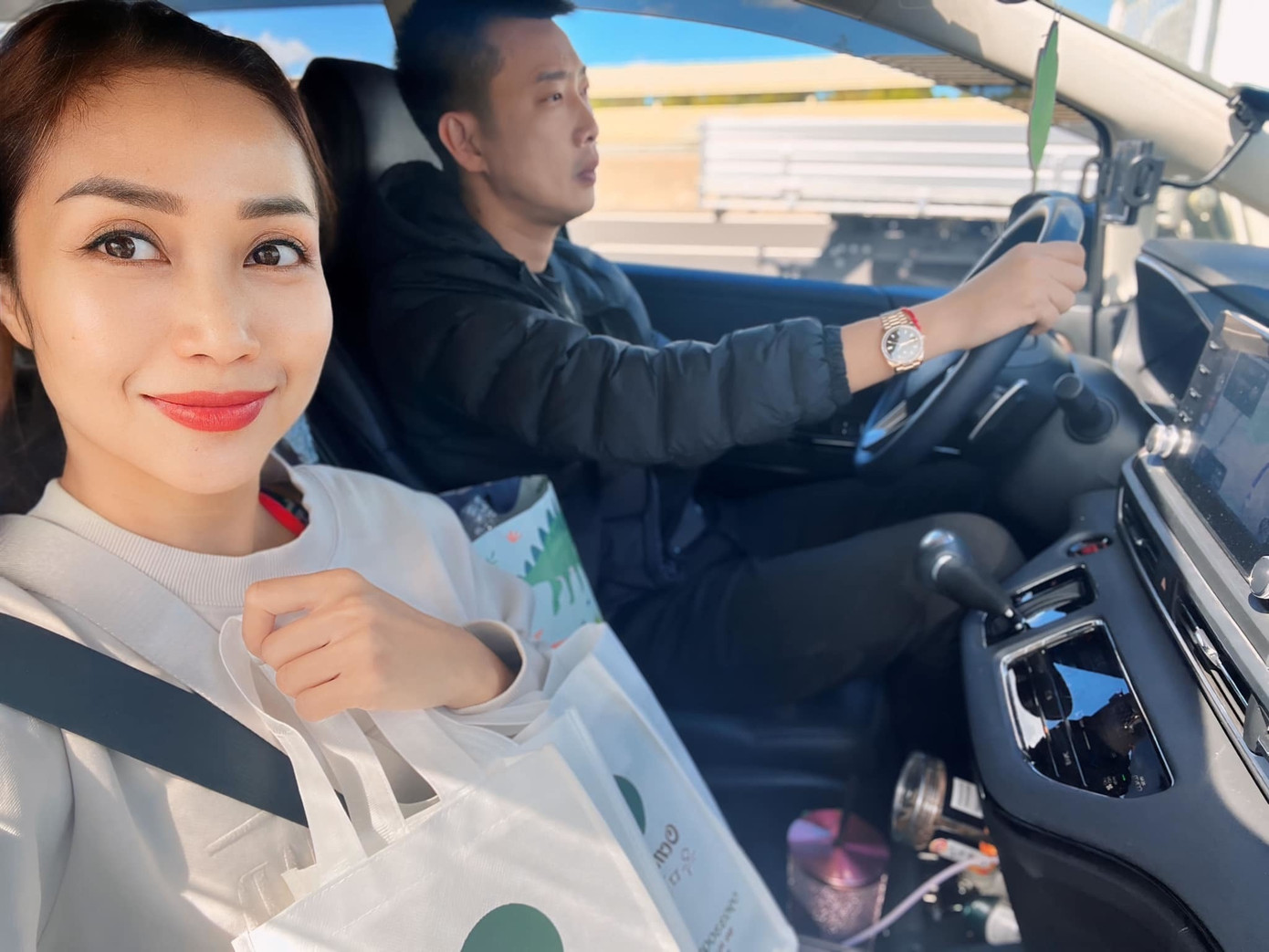 Ốc Thanh Vân chia sẻ ảnh được chồng chở đi giao hàng tại Australia. Ốc Thanh Vân chia sẻ ảnh được chồng chở đi giao hàng tại Australia.