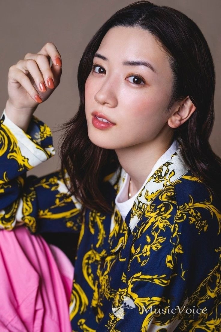 Với ngoại hình trong sáng, đời tư sạch bóng ồn ào, hình ảnh của Mei Nagano được ví như làn gió mới giữa showbiz nhiều biến động. Cô trở thành gương mặt đại diện cho nhiều thương hiệu lớn, trong đó có Prada, và luôn được đánh giá là một trong những minh tinh trẻ được săn đón nhất tại Nhật Bản.