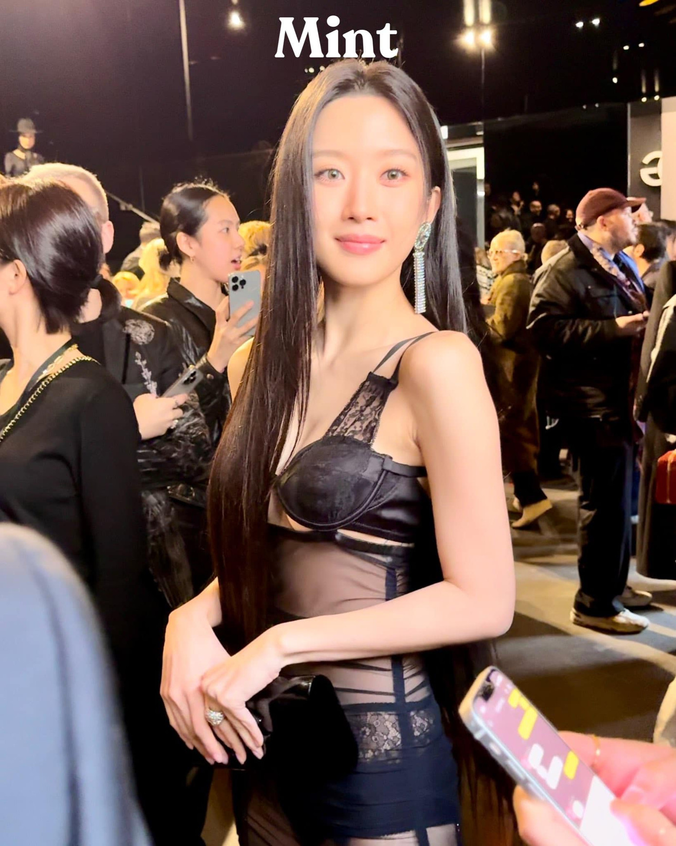 Ngày 24/2 (giờ địa phương) Moon Ga Young xuất hiện với vẻ ngoài gợi cảm trong bộ váy xuyên thấu, tại buổi trình diễn bộ sưu tập FW24 dành cho nữ của Dolce & Gabbana, thuộc khuôn khổ Tuần lễ thời trang Milan (Milan Fashion Week). Ảnh: Twitter. Ngày 24/2 (giờ địa phương) Moon Ga Young xuất hiện với vẻ ngoài gợi cảm trong bộ váy xuyên thấu, tại buổi trình diễn bộ sưu tập FW24 dành cho nữ của Dolce & Gabbana, thuộc khuôn khổ Tuần lễ thời trang Milan (Milan Fashion Week). Ảnh: Twitter.