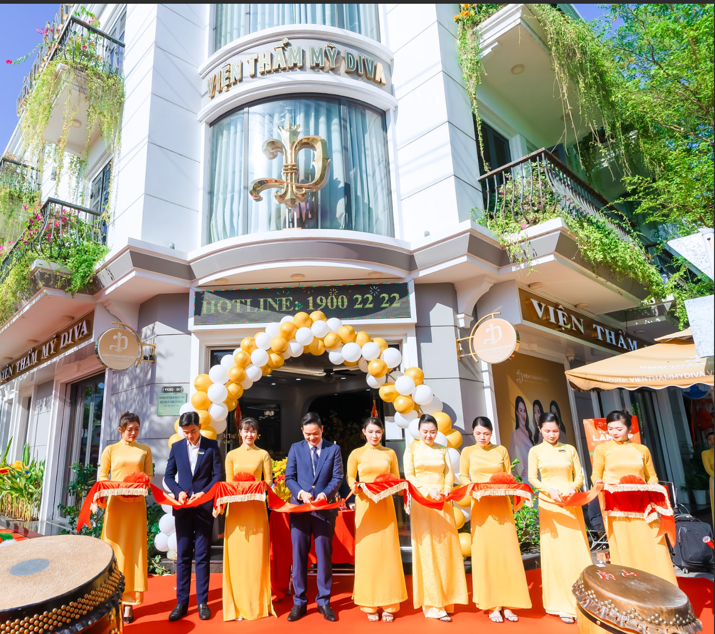 Ông Lê Thế Hai (thứ 4 từ bên phải qua) - Chủ tịch Tập đoàn DVA GROUP cũng góp mặt vào sự kiện cắt băng khai Xuân đầu năm mới Ông Lê Thế Hai (thứ 4 từ bên phải qua) - Chủ tịch Tập đoàn DVA GROUP cũng góp mặt vào sự kiện cắt băng khai Xuân đầu năm mới