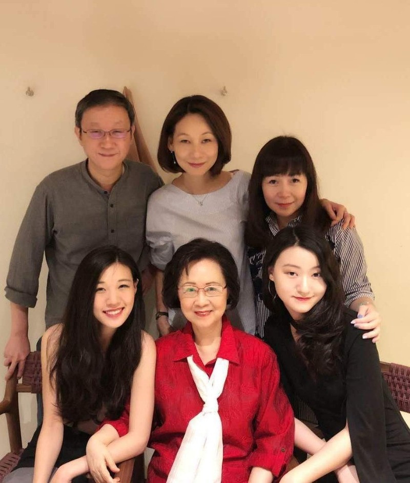 Quỳnh Dao và gia đình của con trai duy nhất Trần Trung Duy. Quỳnh Dao và gia đình của con trai duy nhất Trần Trung Duy.