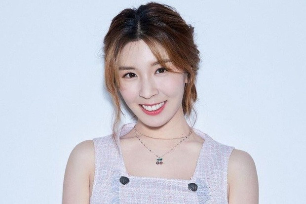 Thiên kim tiểu thư tập đoàn thực phẩm hàng đầu Hàn Quốc - Ham Yon Ji. Năm 2016, cô được xếp hạng là người nổi tiếng giàu thứ 5 tại Hàn Quốc về cổ phiếu khi có hơn 31 triệu USD đầu tư vào công ty, theo SCMP.