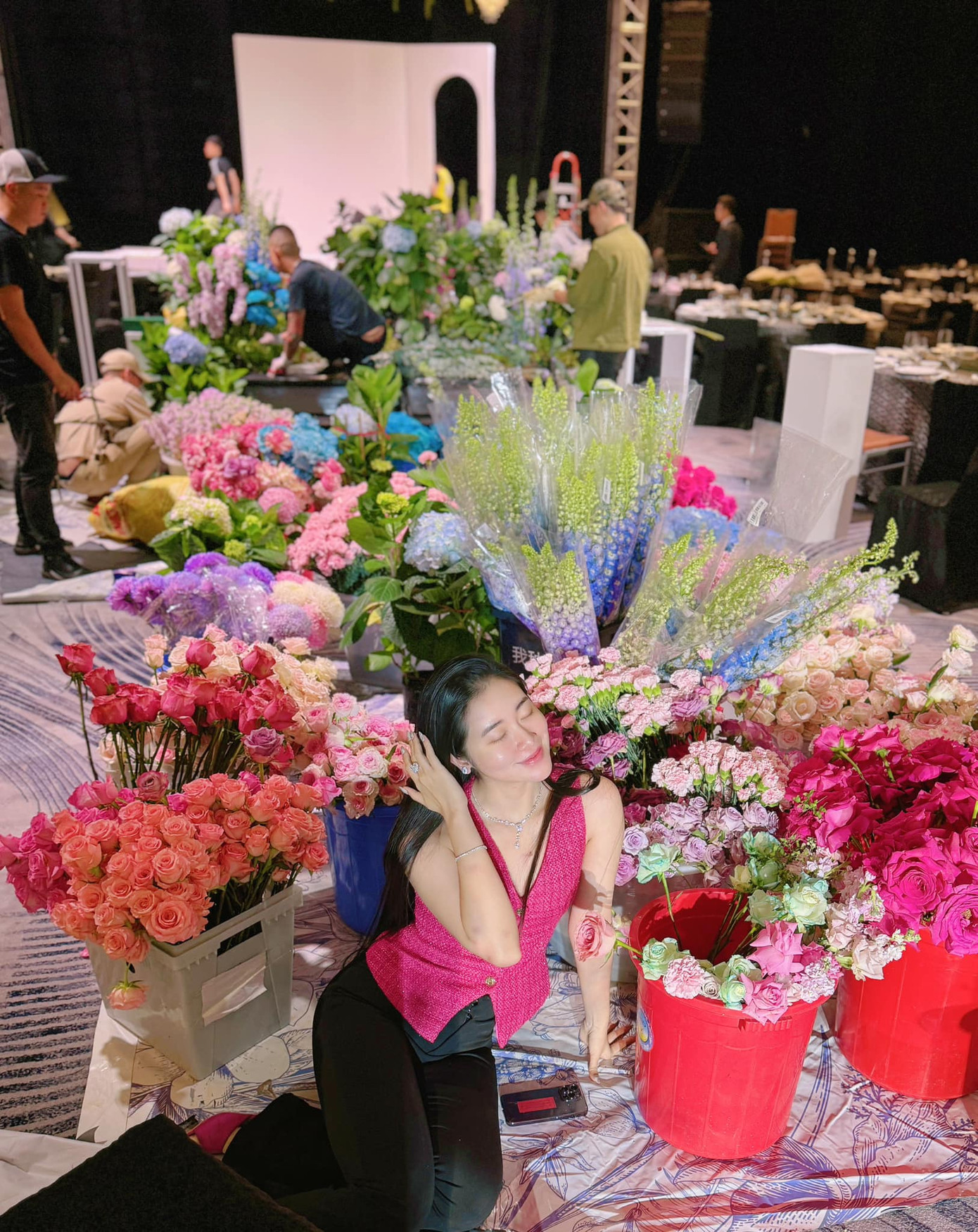 &quot;Hoa hậu vỉa hè&quot; Vũ Quỳnh Trang tiếp tục đảm nhận vị trí MC tiệc cưới thứ hai của Quang Hải và Chu Thanh Huyền. Cô chia sẻ không gian cưới ngập hoa tươi của vợ chồng tiền vệ thuộc biên chế CLB bóng đá Công an Hà Nội. Ảnh: FBNV.