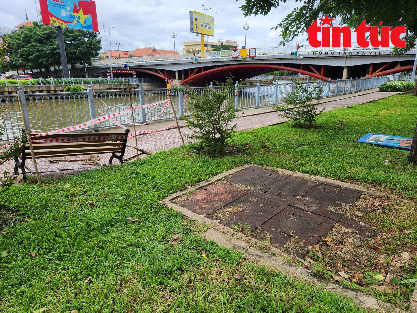 Vị trí sụt lún nằm gần hố ga. Vị trí sụt lún nằm gần hố ga.