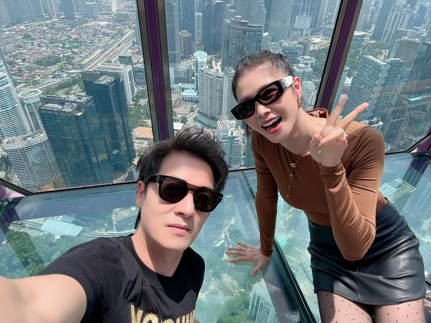 Đăng Khôi đưa vợ Thủy Anh đi du lịch Malaysia nhân dịp nghỉ lễ, tranh thủ thư giãn sau khi đón con thứ ba vào cuối 2024. Cặp sao check-in tại tháp đôi Petronas và tháp truyền hình Kuala Lumpur. &quot;Đứng trên tầng cao của một trong những tòa tháp truyền hình cao nhất thế giới, ngắm nhìn toàn cảnh Kuala Lumpua và người đàn ông đẹp trai nhất thế giới” - Thùy Anh viết.