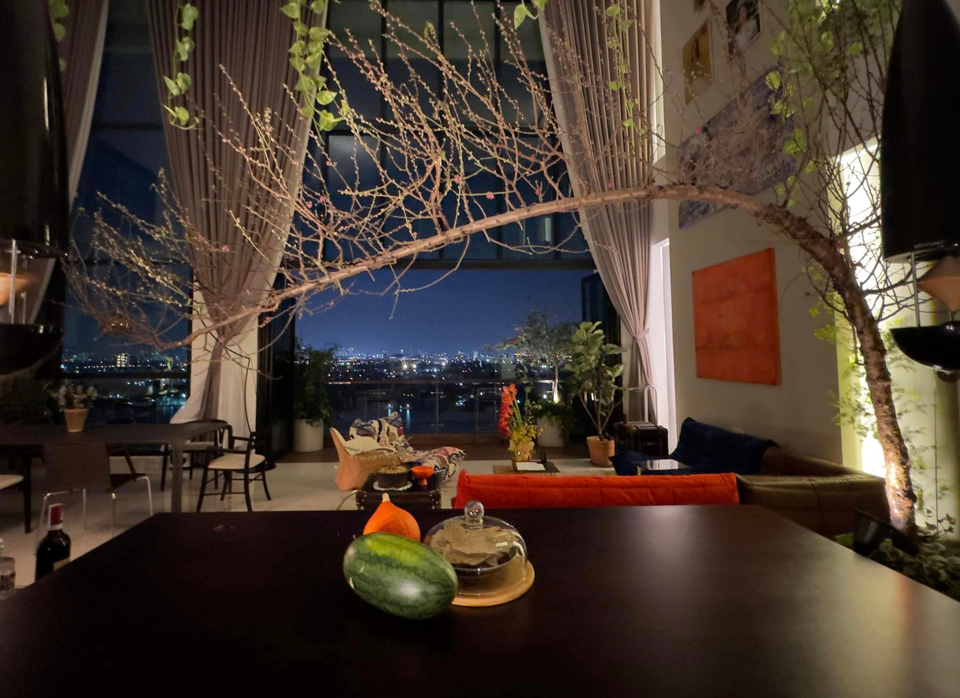 Diva Hồng Nhung mang cành đào dáng huyền từ Hà Nội vào TPHCM, đặt giữa khoảng tiếp nối không gian bếp và phòng khách. Cơ ngơi của diva nhận nhiều lời khen của khán giả, đây là căn penthouse của “cô Bống” nằm trên tầng cao nhất của căn chung cư cao cấp ở TP.HCM.