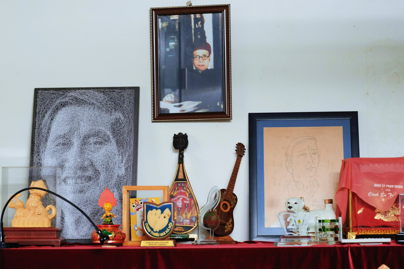 Nhạc sĩ Phạm Tuyên và gia đình trân trọng món quà mà đồng nghiệp, bạn bè hay những khán giả yêu mến ông gửi tặng. Phía trên cây đàn piano, gia đình xếp nhiều kỷ vật gắn với những ca khúc của ông. Bức chân dung ký họa do nhạc sĩ Văn Cao tặng ông được đặt ở vị trí trang trọng.