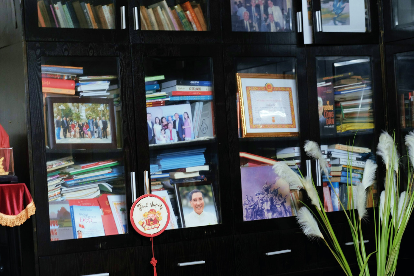 Mỗi bức ảnh, cuốn sách đều kể một câu chuyện về gia tài âm nhạc của nhạc sĩ Phạm Tuyên. Con gái cho biết nhạc sĩ Phạm Tuyên đặc biệt trân trọng cuốn sách chép tay các bản nhạc của ông. Khi cuốn sách có dấu hiệu bị hỏng, gia đình phải giấu ông mang đi phục chế.