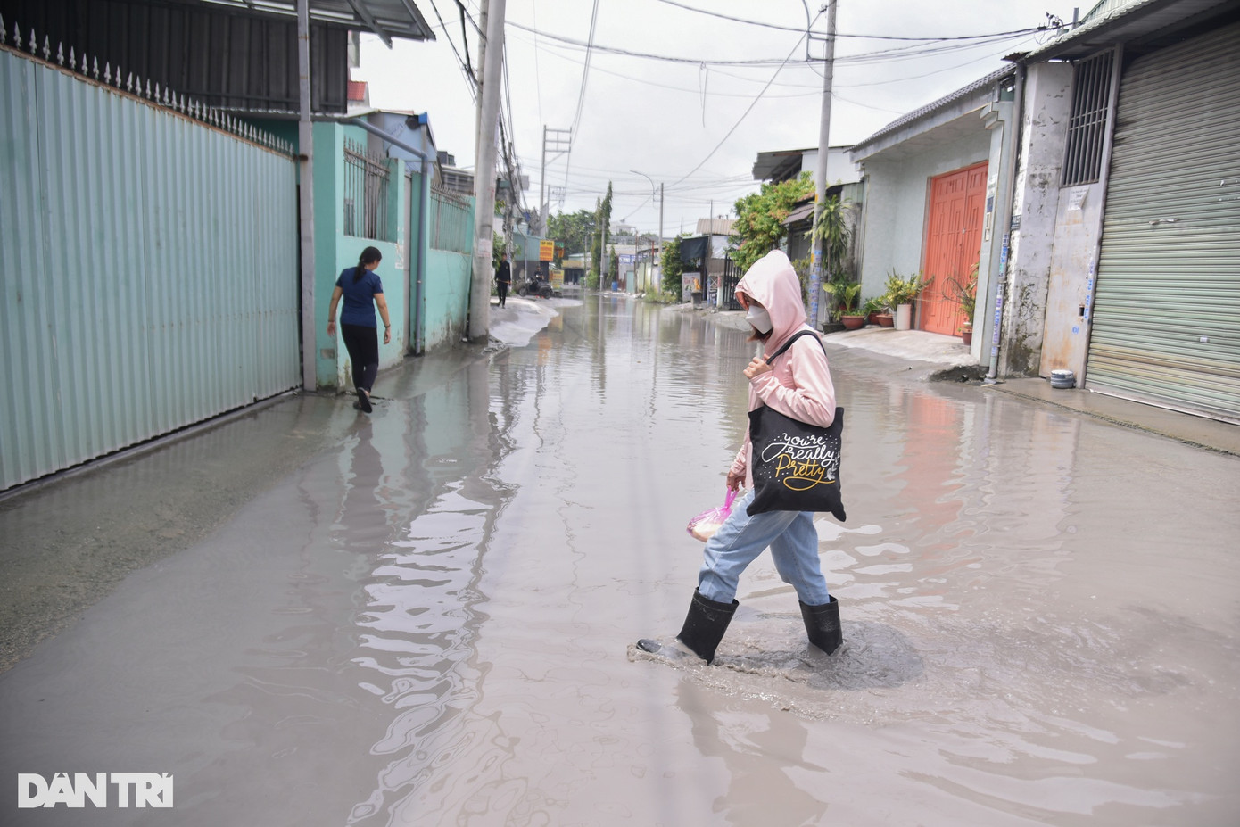 Bì bõm lội nước, bùn đất cuốn theo xe tải tràn vào nhà hay xe cộ chết máy, té ngã... là những gì mà người dân sống hai bên đường An Phú Đông 35 phải nếm trải suốt nhiều tháng qua.