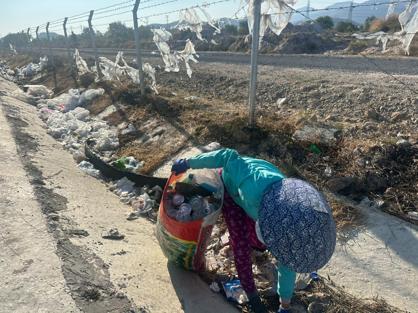 Người dân vào cao tốc nhặt chai nhựa tại điểm dừng khẩn cấp cao tốc (Ảnh: Hoàng Bình).