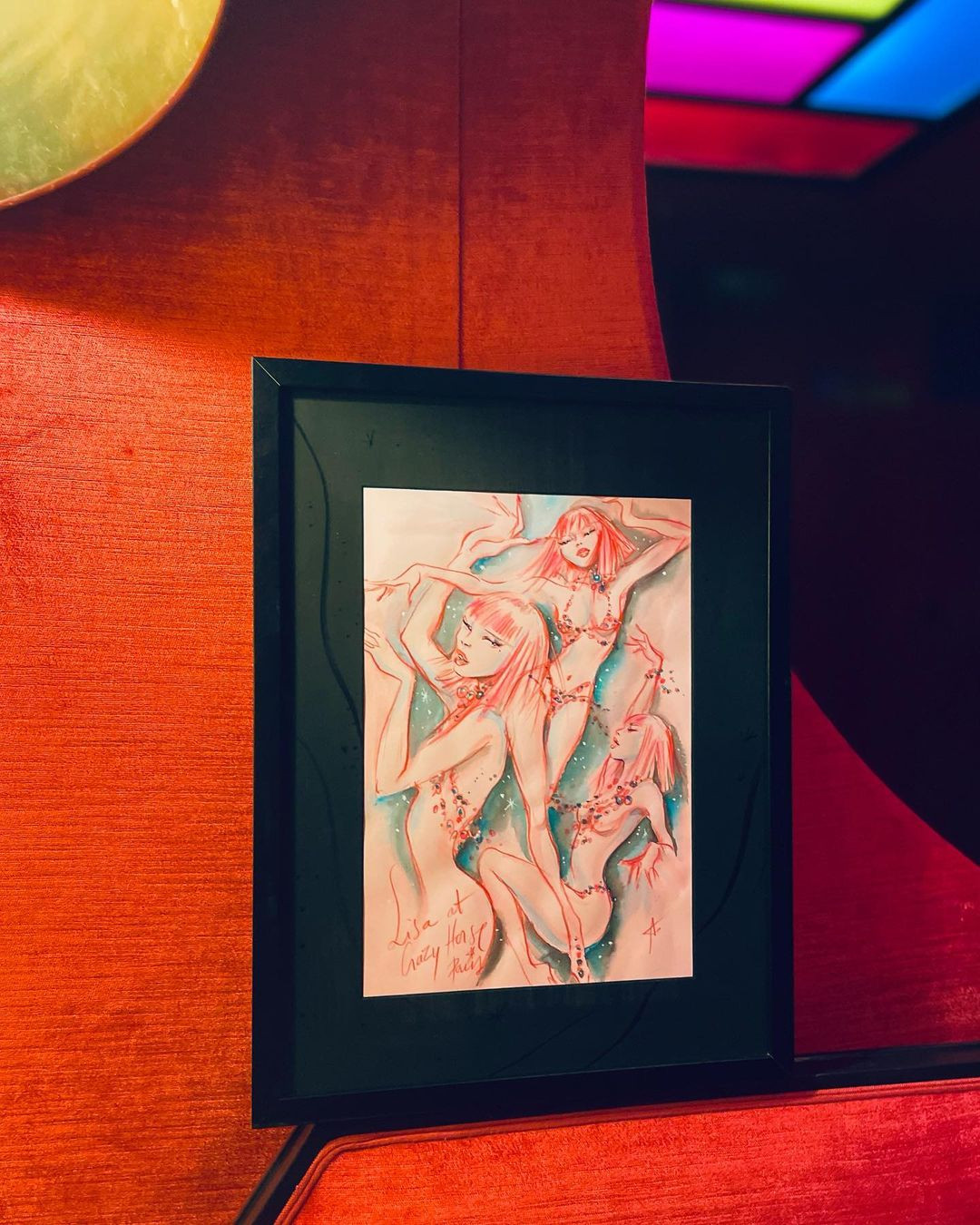 Bức vẽ Lisa (BlackPink) được trưng bày ở Crazy Horse. Ảnh: @antoine_kruk. Bức vẽ Lisa (BlackPink) được trưng bày ở Crazy Horse. Ảnh: @antoine_kruk.