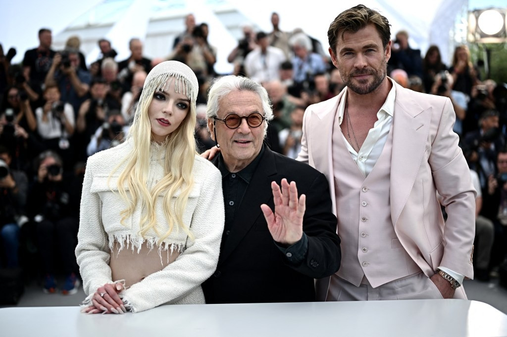 Từ trái sang: Anne Taylor-Joy, đạo diễn kiêm biên kịch George Miller và Chris Hemsworth tạo dáng trong buổi ra mắt bom tấn Furiosa: A Mad Max Saga. Trước đó một ngày, tác phẩm nhận được tràng pháo tay dài 7 phút ở Cannes. Từ trái sang: Anne Taylor-Joy, đạo diễn kiêm biên kịch George Miller và Chris Hemsworth tạo dáng trong buổi ra mắt bom tấn Furiosa: A Mad Max Saga. Trước đó một ngày, tác phẩm nhận được tràng pháo tay dài 7 phút ở Cannes.