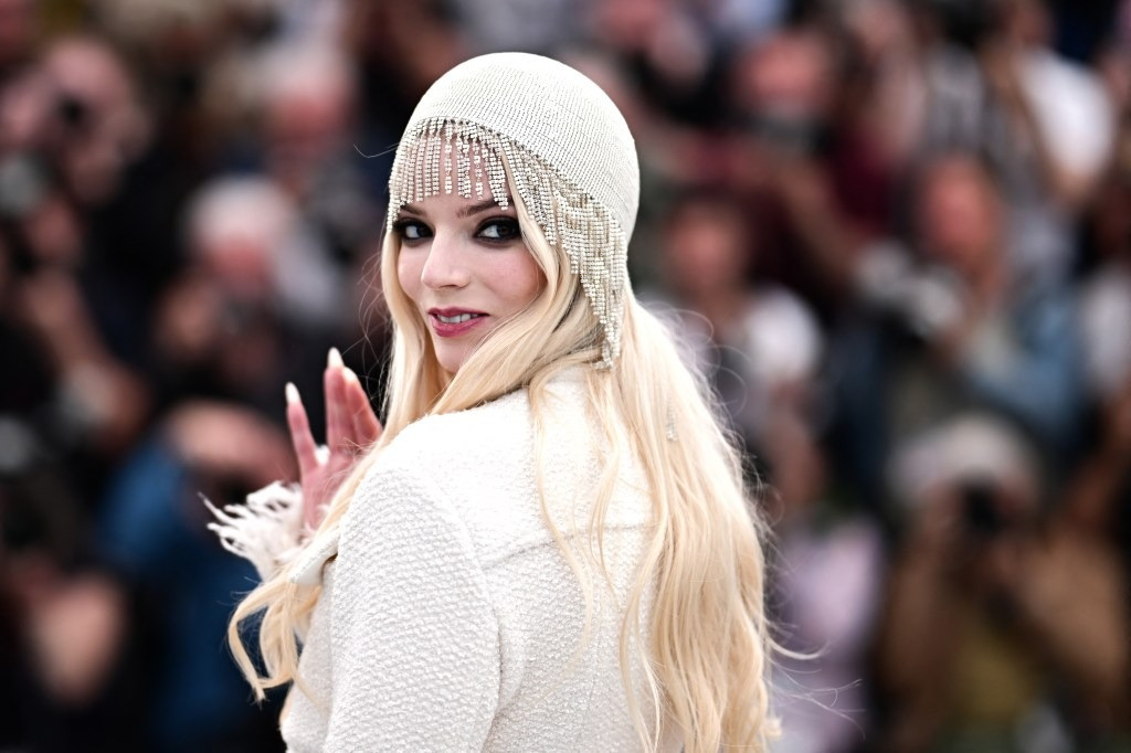 Grace VanderWaal diện chiếc váy cổ điển của Grace's Cinema By Panos Zinas, làm bằng vải tuyn mỏng với khăn trùm đầu tạo điểm riêng biệt. Grace VanderWaal diện chiếc váy cổ điển của Grace's Cinema By Panos Zinas, làm bằng vải tuyn mỏng với khăn trùm đầu tạo điểm riêng biệt.