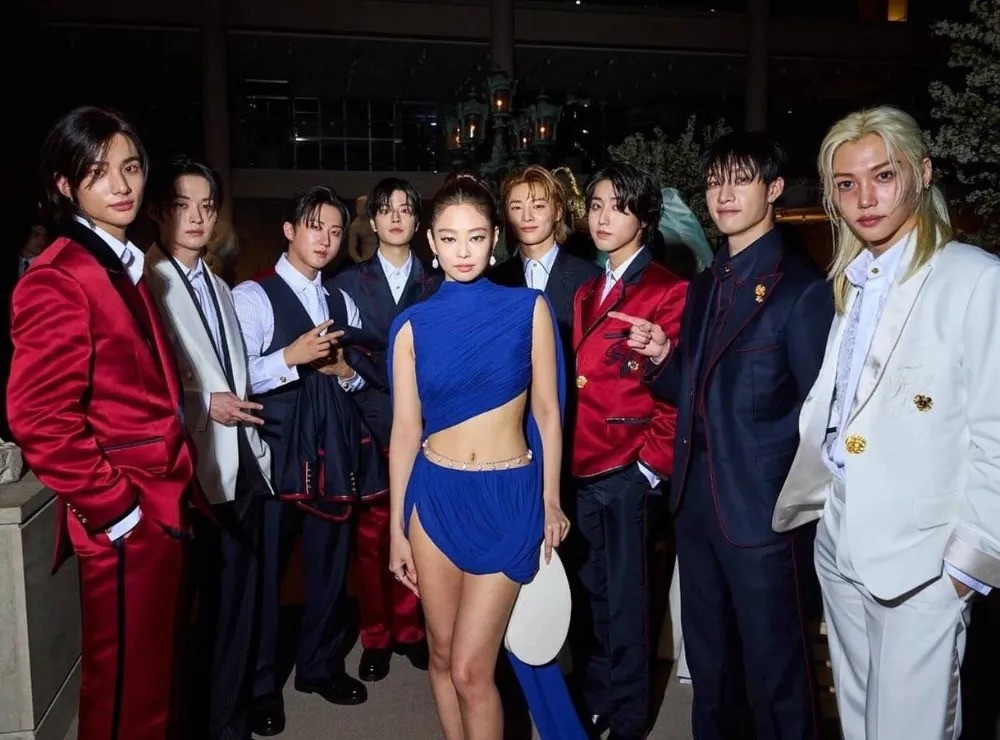 Jennie (BlackPink) chụp cùng nhóm Stray Kids. Jennie (BlackPink) chụp cùng nhóm Stray Kids.