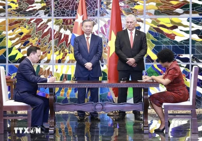 Tổng Bí thư, Chủ tịch nước Tô Lâm và Bí thư thứ nhất Đảng Cộng sản Cuba, Chủ tịch Cuba Miguel Diaz-Canel Bermudez chứng kiến Lễ ký kết văn kiện hợp tác giữa Ngân hàng Nhà nước Việt Nam với Ngân hàng Trung ương Cuba. (Ảnh: Lâm Khánh/TTXVN) Tổng Bí thư, Chủ tịch nước Tô Lâm và Bí thư thứ nhất Đảng Cộng sản Cuba, Chủ tịch Cuba Miguel Diaz-Canel Bermudez chứng kiến Lễ ký kết văn kiện hợp tác giữa Ngân hàng Nhà nước Việt Nam với Ngân hàng Trung ương Cuba. (Ảnh: Lâm Khánh/TTXVN)