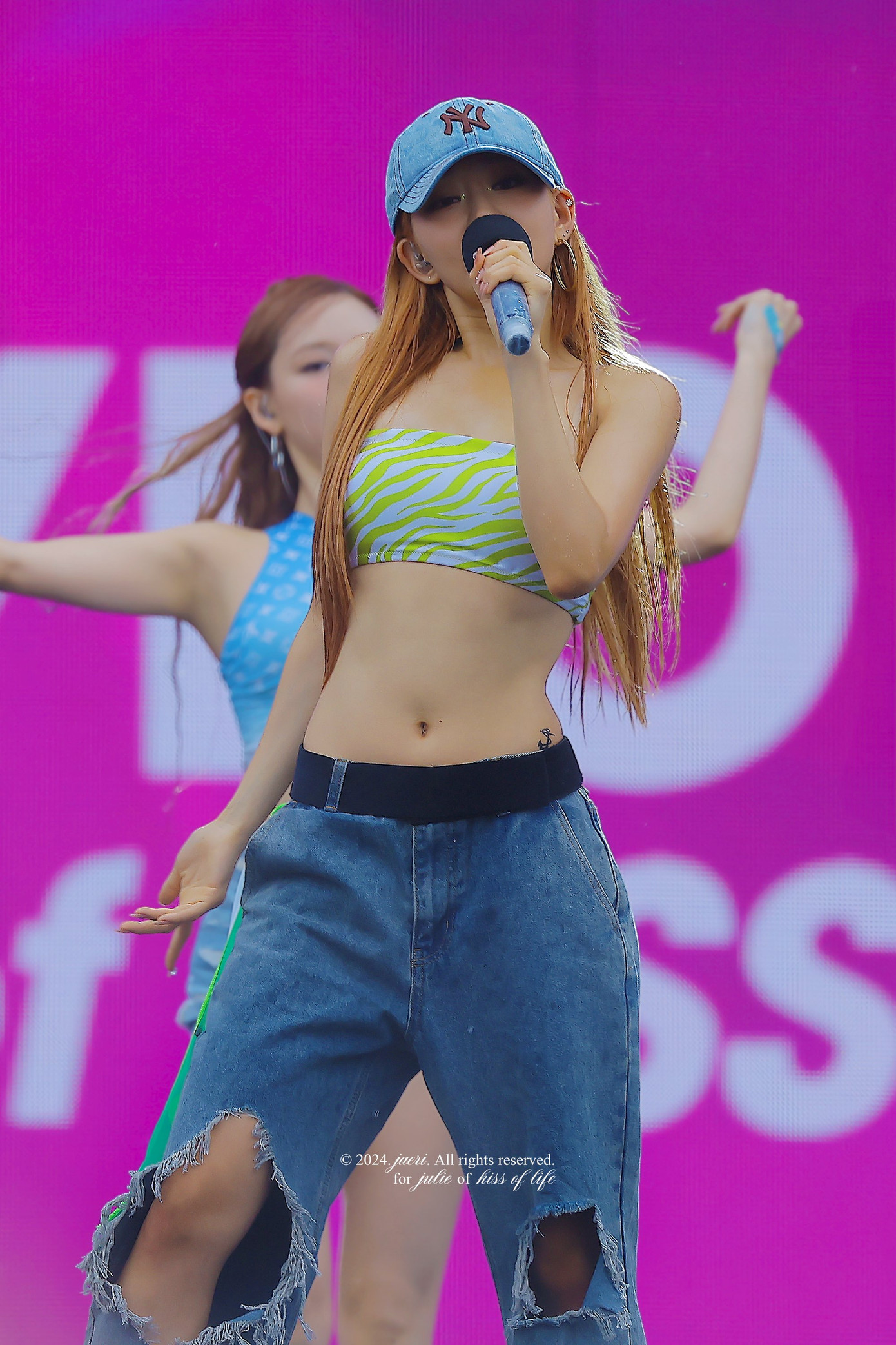 Thành viên Julie (đội mũ) mặc áo quây, có sân khấu kết hợp cùng Nayeon (Twice). Thành viên Julie (đội mũ) mặc áo quây, có sân khấu kết hợp cùng Nayeon (Twice).