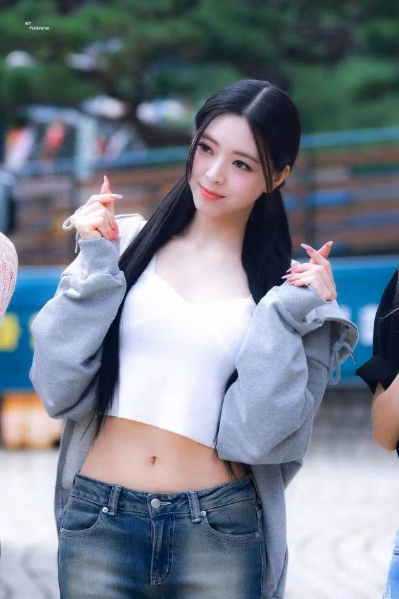 KBS Cool FM cũng đăng video quay cảnh Yuna thực hiện thử thách nhảy, giúp cô khoe dáng chân thực.
