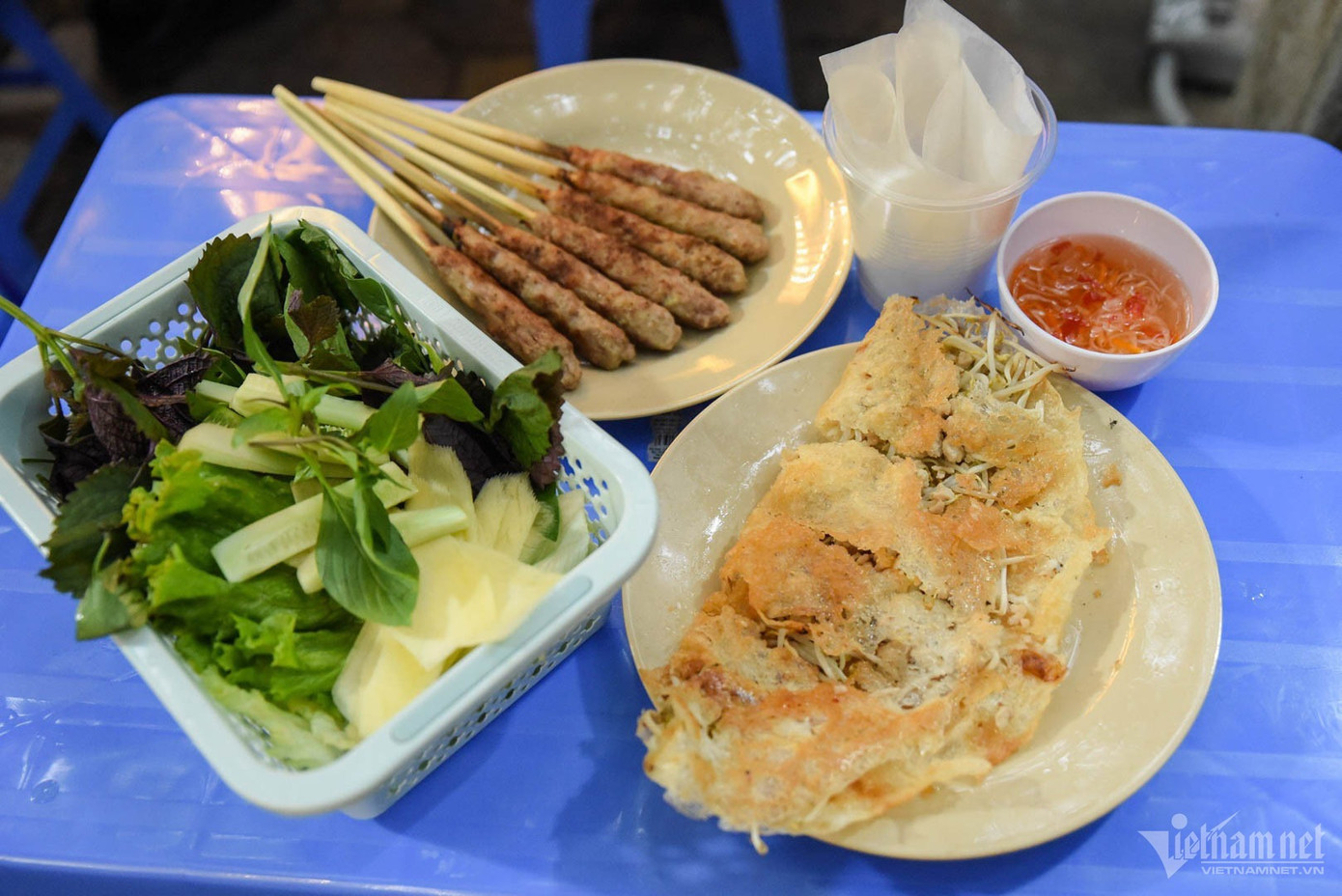 Chị Duyên nhanh tay đổ từng chiếc bánh xèo giòn rụm. Ảnh: Kim Ngân.