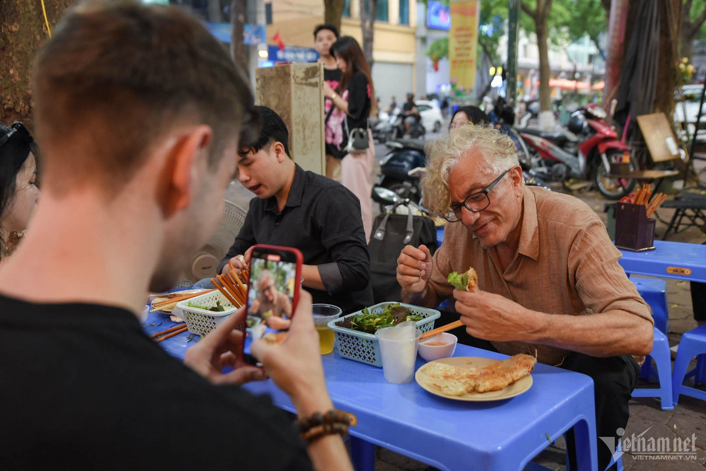 Moritz còn hỗ trợ vị khách Fassih quay video kỷ niệm. Ảnh: Kim Ngân.