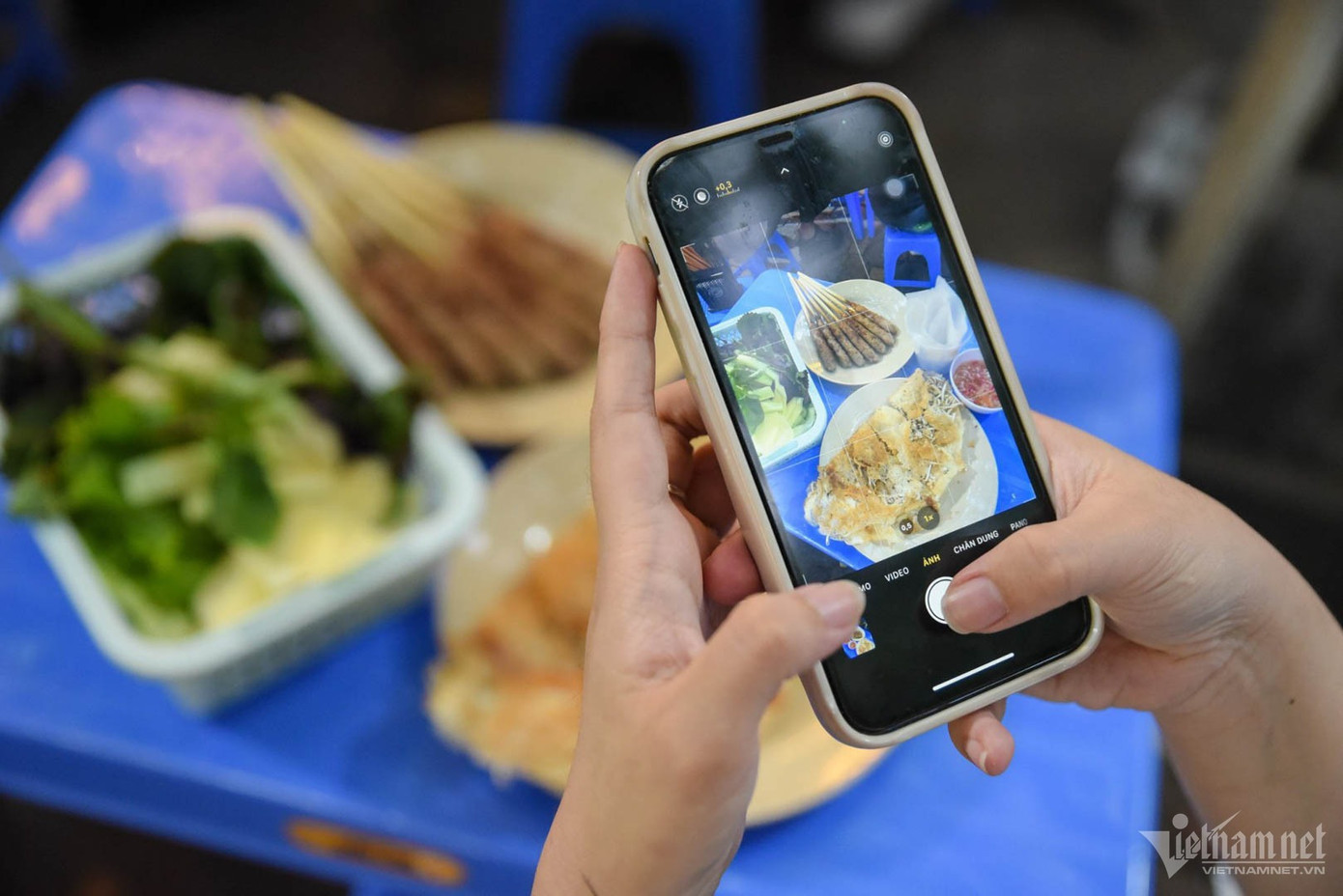 Bánh xèo tại quán có giá 25.000 đồng, nem lụi 8.000 đồng/chiếc. Ảnh: Kim Ngân.