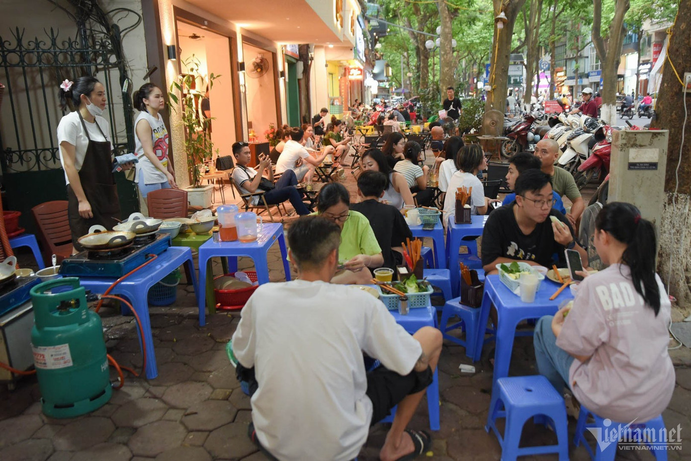 Quán ăn nhỏ, mới mở nhưng lượng khách khá ổn định. Ảnh: Kim Ngân.