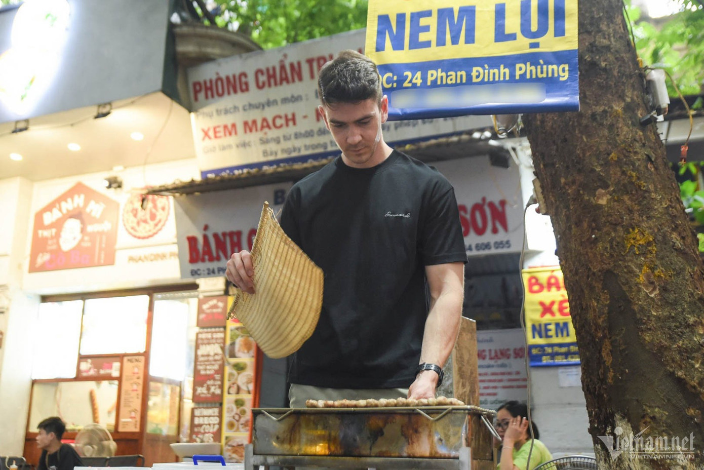 Chàng trai Tây nướng nem lụi ở vỉa hè Phan Đình Phùng gây chú ý. Ảnh: Kim Ngân.