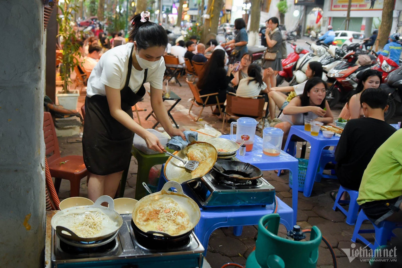 Chị Duyên nhanh tay đổ từng chiếc bánh xèo giòn rụm. Ảnh: Kim Ngân.