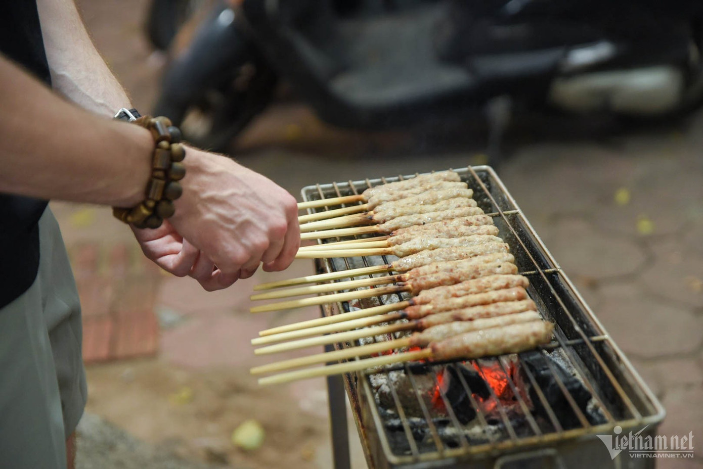 Chàng trai Tây nướng nem lụi ở vỉa hè Phan Đình Phùng gây chú ý. Ảnh: Kim Ngân.