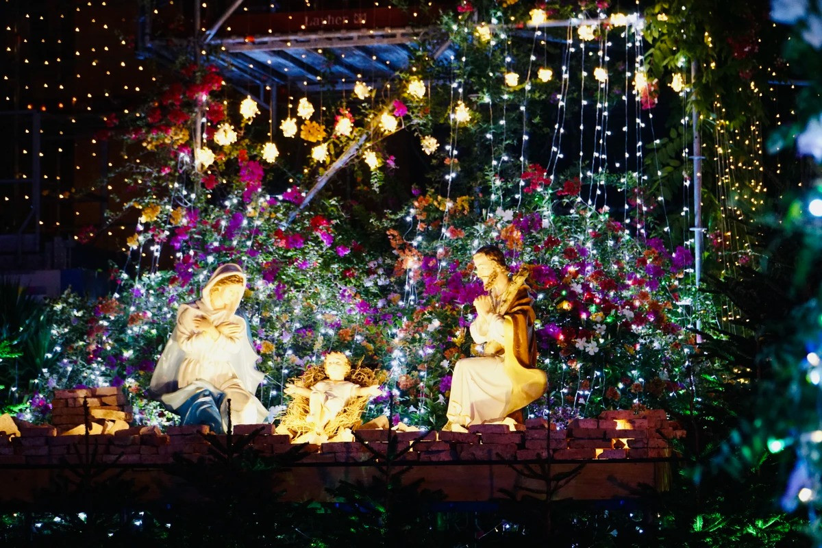 Phía bên trong sân cũng được dựng lên một số tiểu cảnh sinh động.