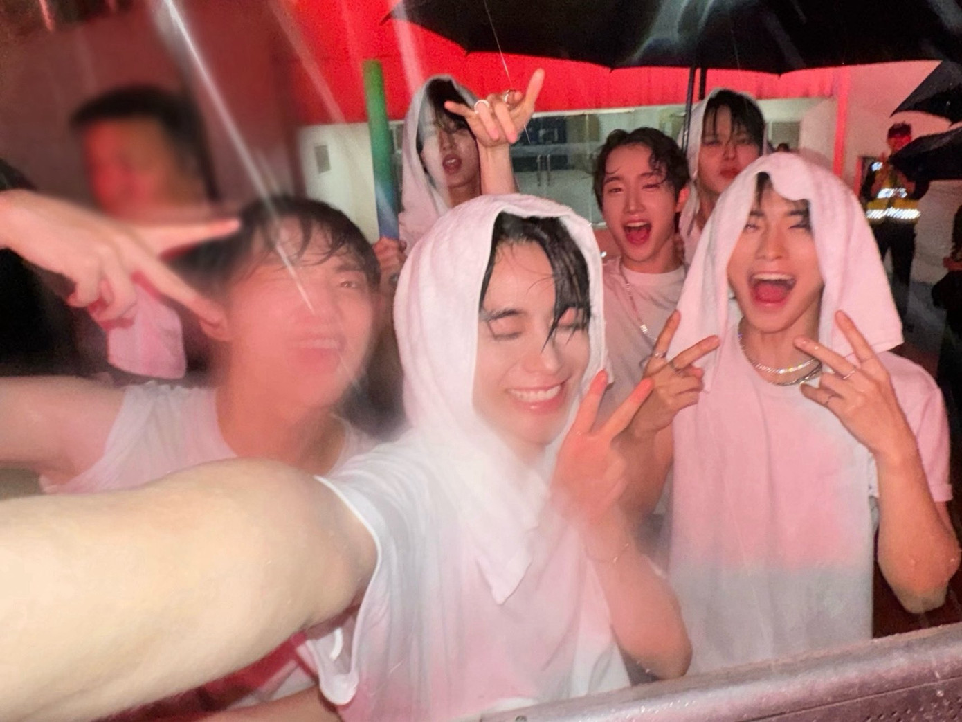 Nhóm nhạc Tempest sau đêm diễn mưa như trút ở Hà Nội. Nhóm nhạc Tempest sau đêm diễn mưa như trút ở Hà Nội.