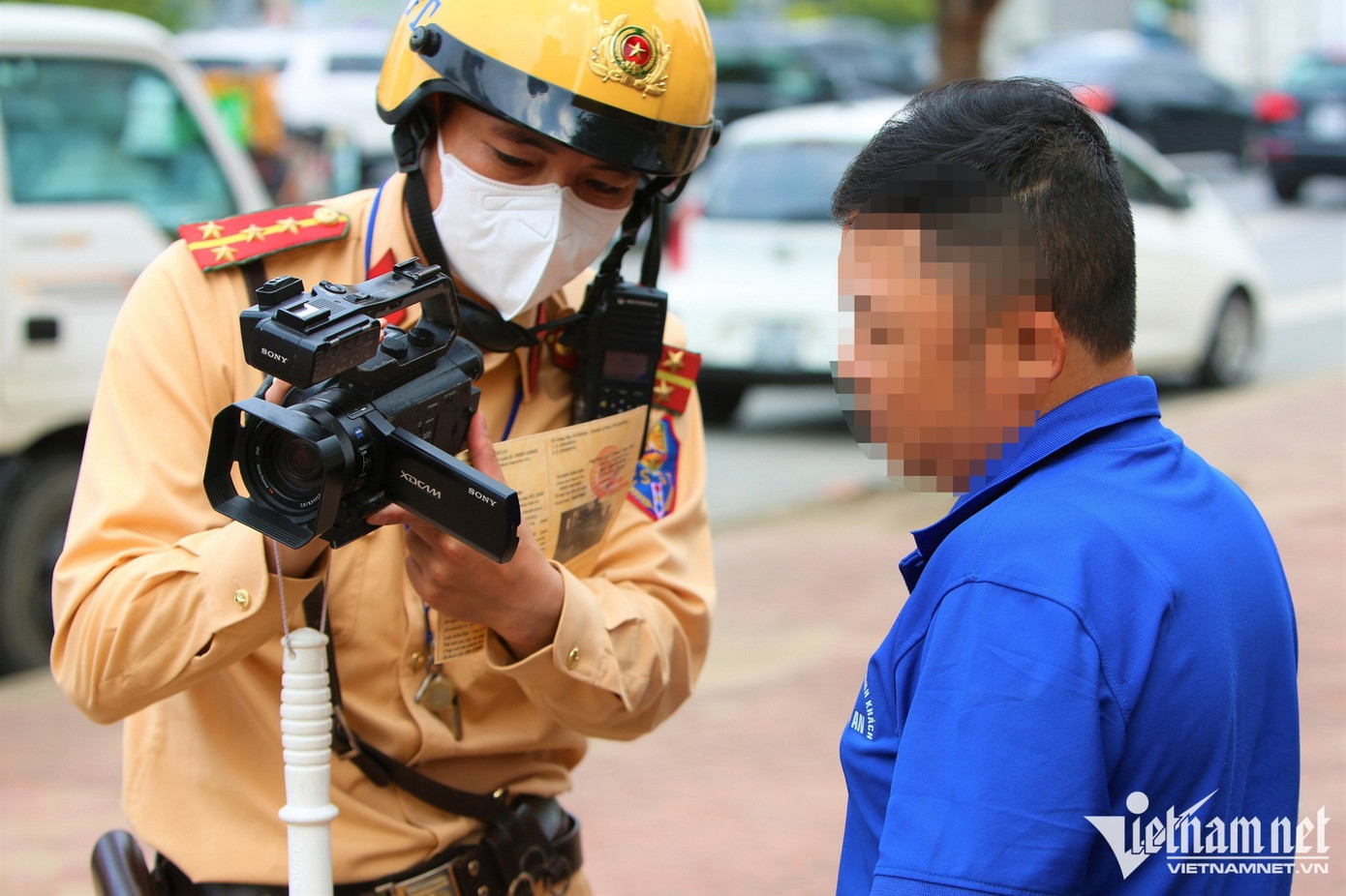 Người cung cấp thông tin hình ảnh vi phạm giao thông sẽ được chi hỗ trợ tối đa 5 triệu/ vụ việc. Ảnh: Đình Hiếu Người cung cấp thông tin hình ảnh vi phạm giao thông sẽ được chi hỗ trợ tối đa 5 triệu/ vụ việc. Ảnh: Đình Hiếu