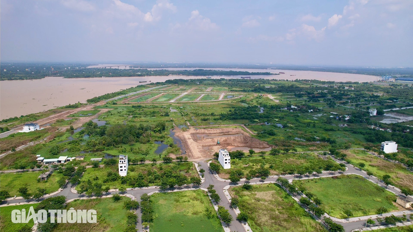 Còn cầu Đồng Nai 2 cũng được bổ sung vào quy hoạch, nối huyện Long Thành với TP Thủ Đức, quy mô 6 làn xe, đầu tư giai đoạn 2026-2030. Điểm đầu của cầu được dự kiến nối Vành đai 3 tại nút giao Gò Công - đường nhánh từ tuyến vành đai ra Xa lộ Hà Nội (phường Long Thạnh Mỹ, TP Thủ Đức). Điểm cuối nối tuyến ĐT777B xã Tam An, huyện Long Thành, Đồng Nai.