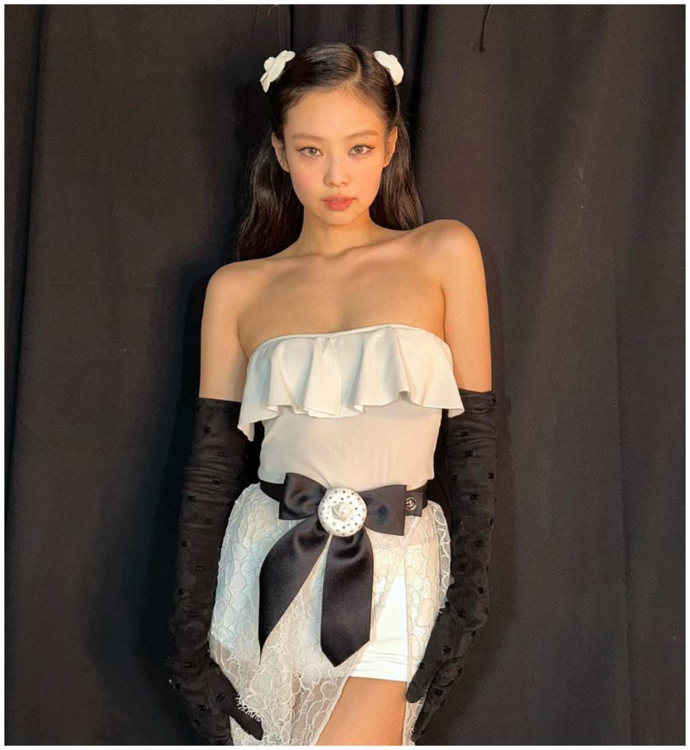 Tại Paris, từ đầu đến chân cô diện trang phục Chanel.