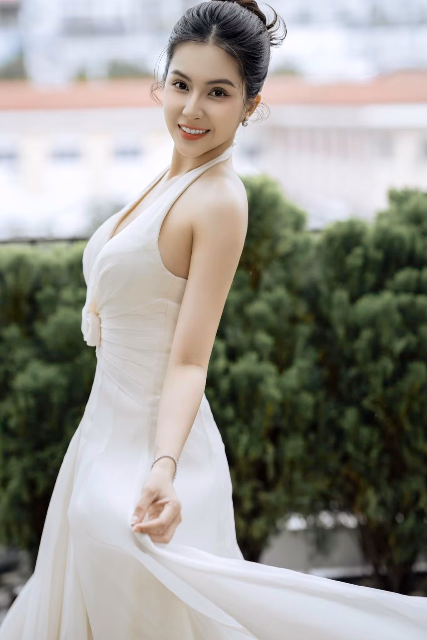 Thiên An (trái) thông qua luật sư cho biết chưa nhận được thông báo từ tòa và nói Jack đã ngừng chu cấp cho con từ giữa năm 2022, không đồng ý giám định ADN, từ chối xác nhận khai sinh.