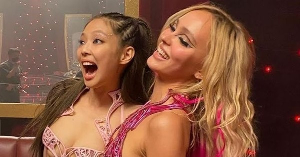 Jennie bị chỉ trích tệ hại khi diễn phim 18+. Jennie bị chỉ trích tệ hại khi diễn phim 18+.