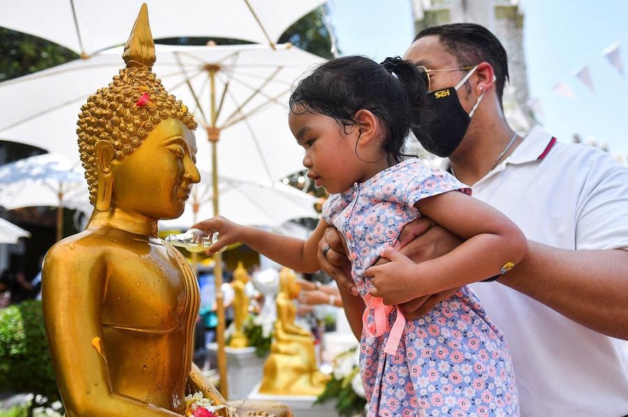 Songkran đánh dấu năm mới của người Thái, trùng với thời điểm kết thúc vụ thu hoạch ngũ cốc, diễn ra từ 13-15/4. Người Thái xưa quan niệm hoạt động té nước như cách để thư giãn sau giờ làm việc, tạo cơ hội cho người trẻ gặp gỡ, giải tỏa cái nóng tháng Tư. Trong xã hội Thái Lan hiện đại, việc trở về nhà trong dịp lễ hội Songkran đã trở thành nét truyền thống. Đây là là ngày của gia đình. Ngoài ra còn có những nghi thức truyền thống được lưu truyền từ xa xưa như tắm tượng Phật để mang lại may mắn, rửa chân cho cha mẹ.