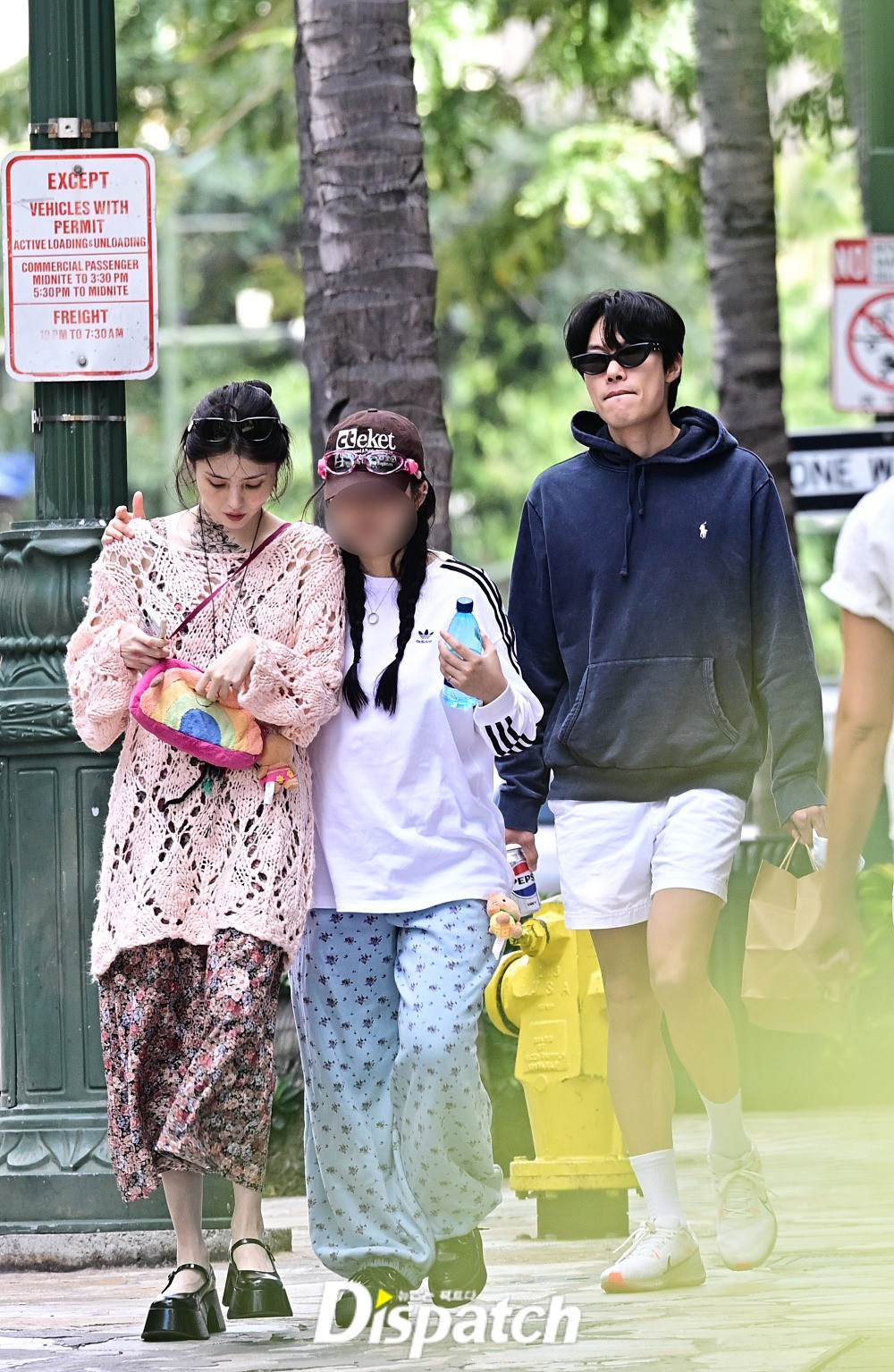 Ảnh hẹn hò của Han So Hee và Ryu Jun Yeol ở Hawaii. Ảnh: Dispatch.
