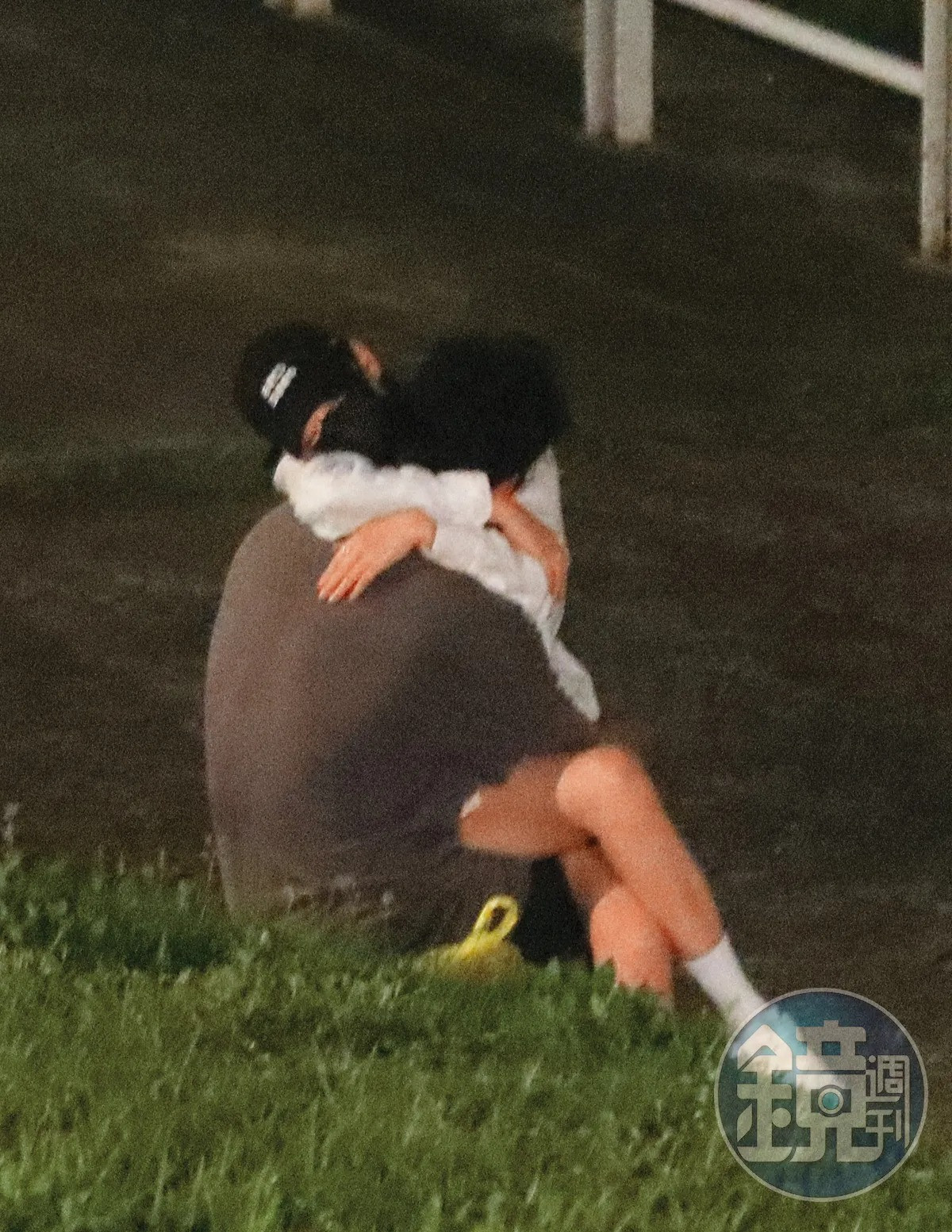 Hôm 2/4, nam diễn viên Chu Hiên Dương (Berant Chu) và ca sĩ Julia Wu bị phát hiện lén lút hẹn hò, trong khi Chu Hiên Dương đã có bạn gái là YouTuber Cindy H. Cả hai bị quay lại video thân mật ở công viên vào đêm khuya, khi Cindy đang đi công tác ở Hàn Quốc.