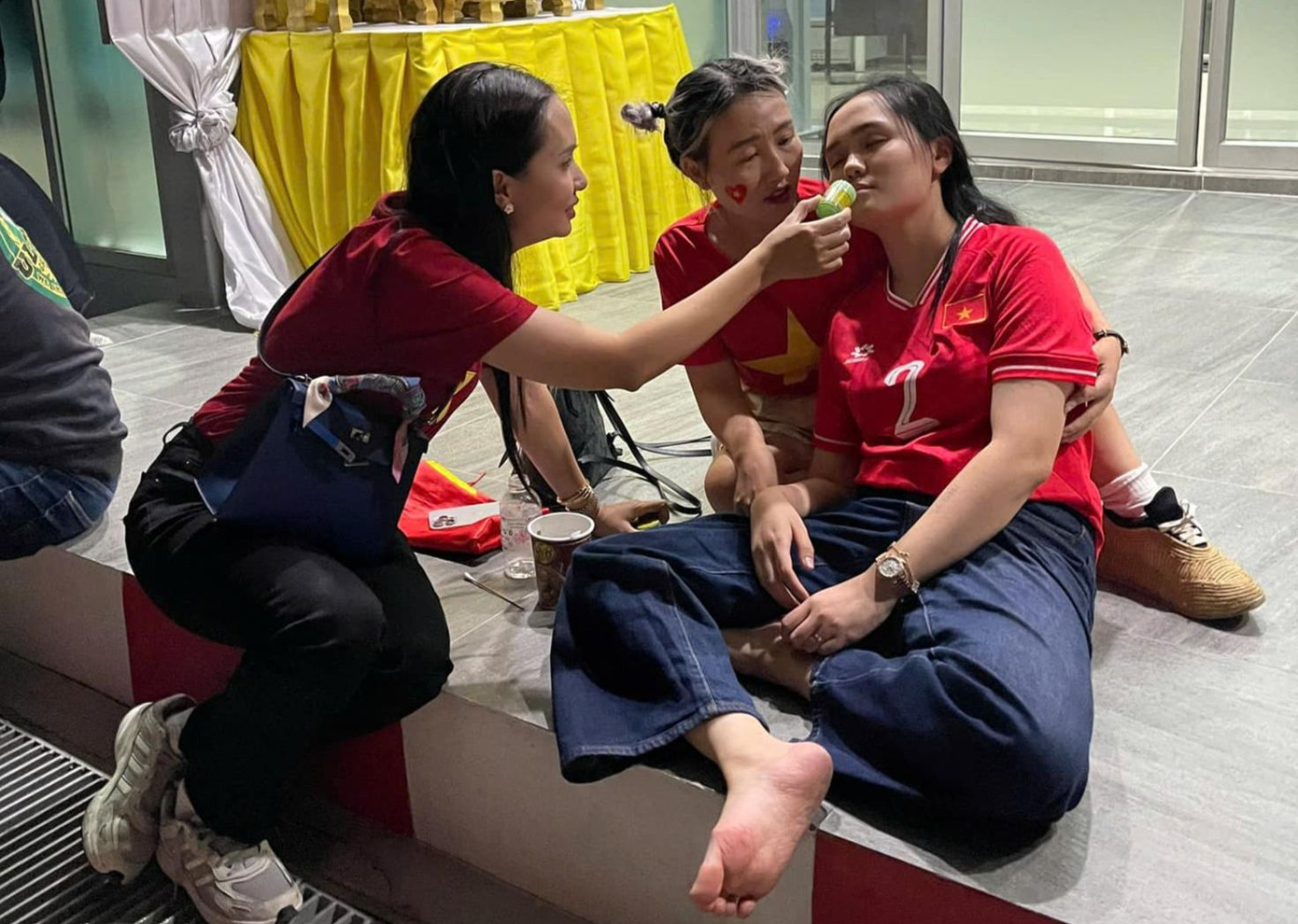 Vợ Duy Mạnh đăng tải hình ảnh ngồi bệt, dưỡng sức ở Thái Lan. Vợ Duy Mạnh đăng tải hình ảnh ngồi bệt, dưỡng sức ở Thái Lan.