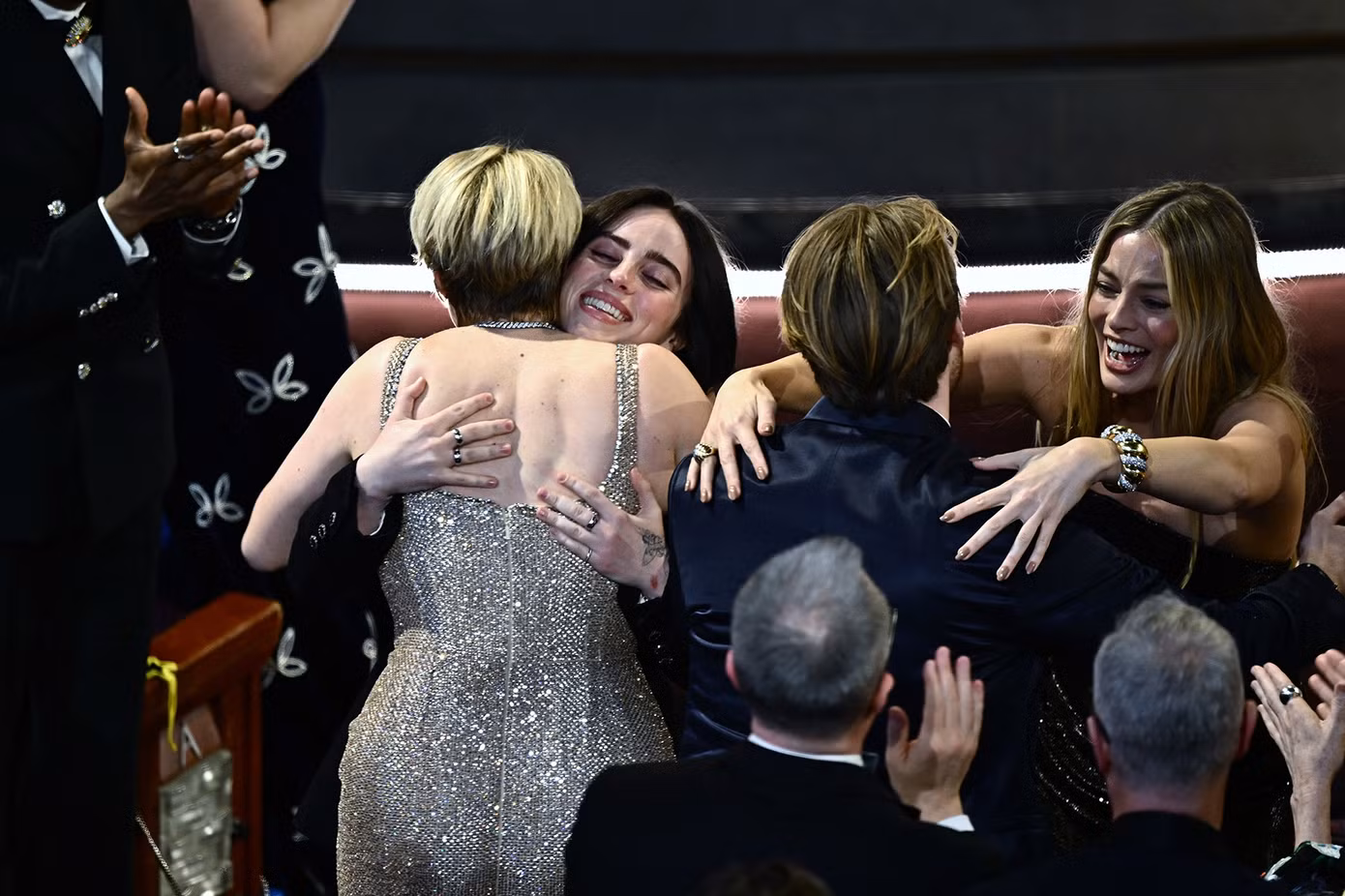 Greta Gerwig, Margot Robbie ôm chúc mừng anh em Billie Eilish và Finneas O'Connell đoạt tượng vàng Ca khúc gốc hay nhất cho What was i made for trong phim Barbie. Ảnh: Getty.