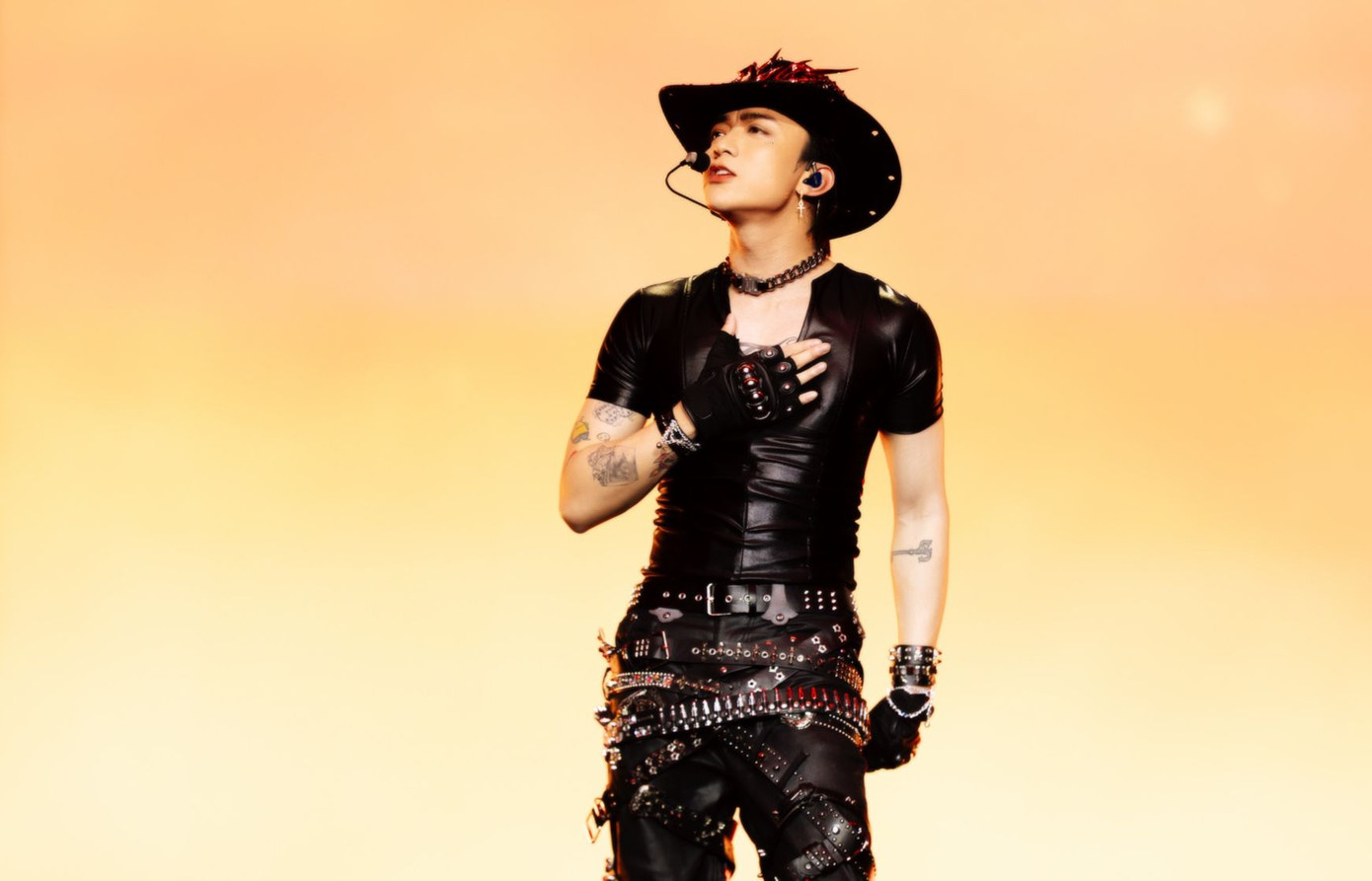 Concert được mở đầu bằng những phần trình diễn mang màu sắc hiện đại, trẻ trung. Các bản phối mới của Luật anh, Đã đến lúc, BlackJack, Superstar và Hey được sắp xếp liên tục, đẩy không khí tại sân khấu lên cao trào. Đặc biệt, ca khúc Superstar có màn dance break ấn tượng, khác bản phối trong show Anh trai vượt ngàn chông gai.