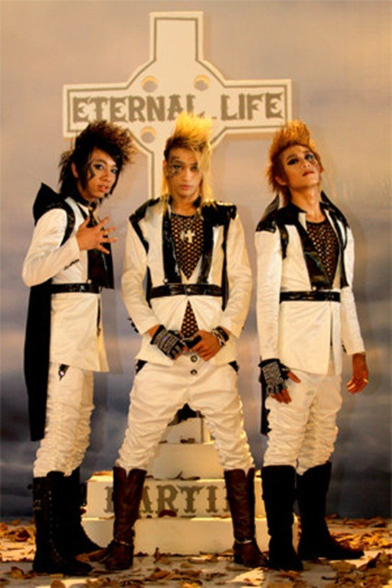 HKT bị gọi là "thảm họa Vpop" một thời và bất ngờ nổi tiếng ở Trung Quốc. HKT bị gọi là "thảm họa Vpop" một thời và bất ngờ nổi tiếng ở Trung Quốc.