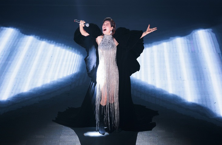 Một số ý kiến cho rằng chương trình quá ưu ái các ca sĩ kỳ cựu. Sân khấu của Lệ Quyên, Hồng Nhung bị cho là không xuất sắc để nhận được điểm số cao nhất. Một số ý kiến cho rằng chương trình quá ưu ái các ca sĩ kỳ cựu. Sân khấu của Lệ Quyên, Hồng Nhung bị cho là không xuất sắc để nhận được điểm số cao nhất.