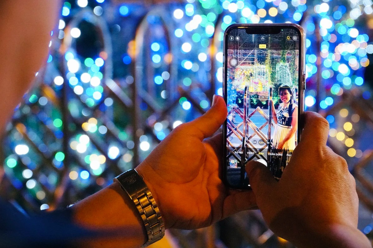 Do đang tu sửa nên nhà thờ vẫn đóng kín cổng, mọi người chỉ nhìn ngắm, chụp ảnh từ bên ngoài.