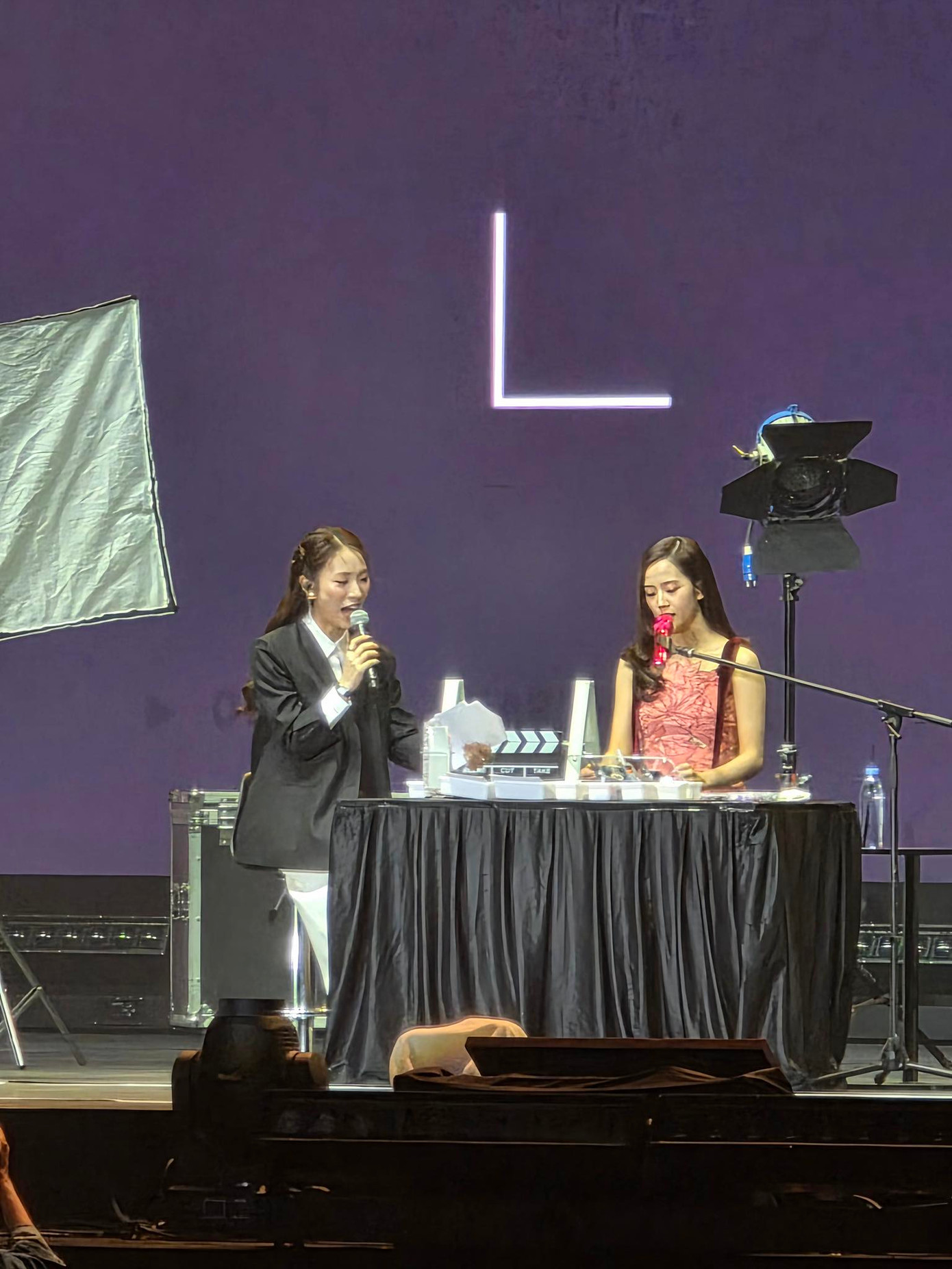 MC Khánh Vy (áo đen) cùng Jisoo tại fanmeeting hôm 30/3. MC Khánh Vy (áo đen) cùng Jisoo tại fanmeeting hôm 30/3.