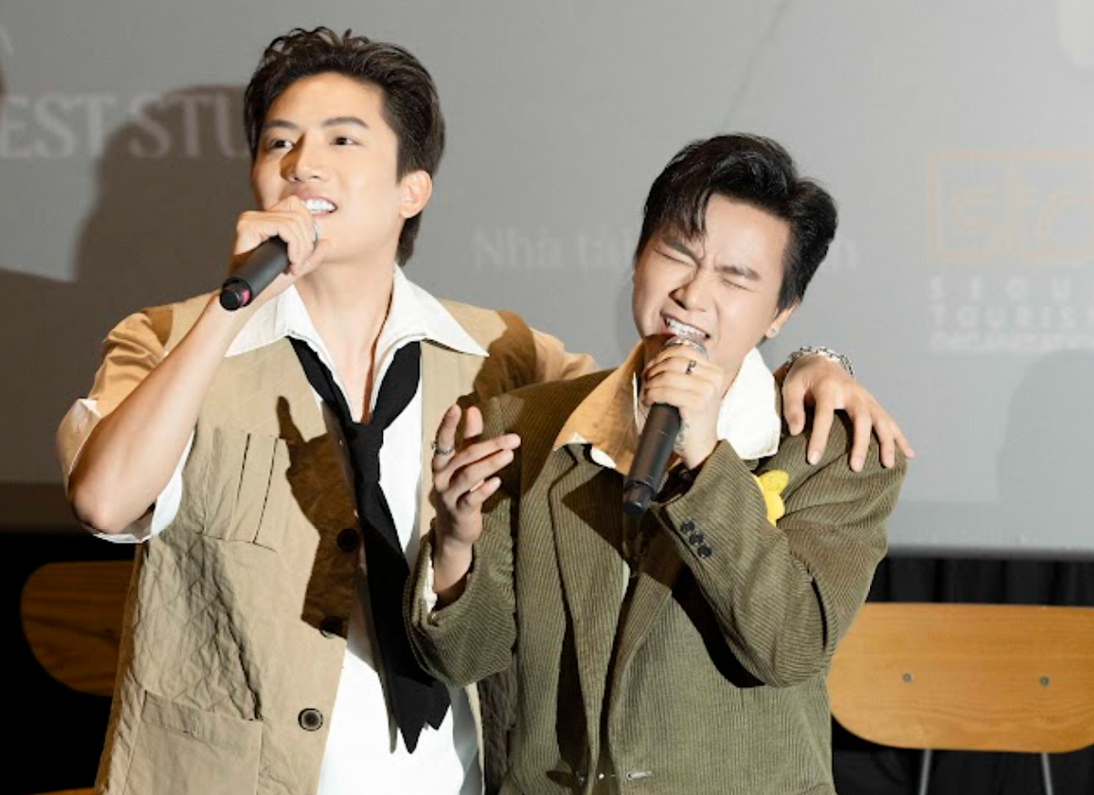 Anh Tú (bên trái) và Bùi Công Nam thể hiện ca khúc chủ đề chương trình Xuân hạ thu đông rồi lại xuân mùa 3. Cả hai đều là cái tên nhận được chú ý sau khi tham gia hai show Anh trai say hi và Anh trai vượt ngàn chông gai. Anh Tú (bên trái) và Bùi Công Nam thể hiện ca khúc chủ đề chương trình Xuân hạ thu đông rồi lại xuân mùa 3. Cả hai đều là cái tên nhận được chú ý sau khi tham gia hai show Anh trai say hi và Anh trai vượt ngàn chông gai.